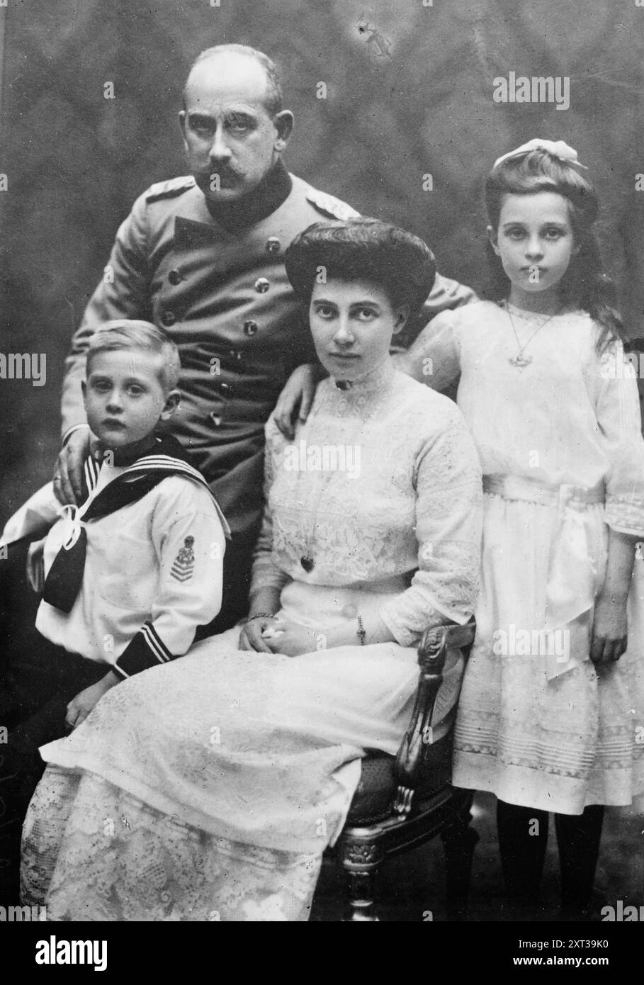 Prinz Max von Baden, Pr'ss [d. h. Prinzessin] Marie Alexandra, Prinz Berthold, Prinzessin Marie Louise, zwischen c1910 und c1915. Zeigt den deutschen Prinzen und Politiker Maximilian Alexander Friedrich Wilhelm, Prinz von Baden (1867–1929) mit seiner Frau Prinzessin Marie Louise von Hannover und Cumberland (1879–1948) und ihren Kindern Prinzessin Marie Alexandre von Baden (1902–1944) und Prinz Berthold Markgraf von Baden (1906–1963). Stockfoto