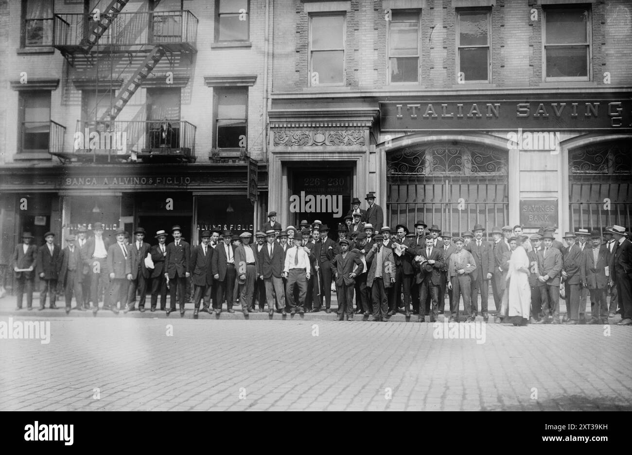 Italiener im Konsulat, New York, 25.05.15.1915. Zeigt das italienische Konsulat in der 226 Lafayette St, am Cleveland Place in Little Italy, New York City, in der Woche, in der Italien in den Ersten Weltkrieg eintrat. Stockfoto