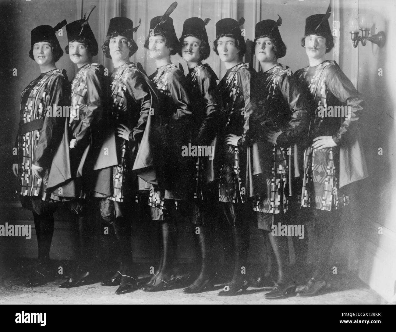 C. Nichols, Edith Sloan, Margaret Luce, Margaret Overton, Kath. Lamont, Julia Edey, Rita Boker, zwischen 1910 und 1915. Christina Nichols Rainsford, Tochter von George Livingston Nichols aus Katonah, NY, heiratete W. Kerr Rainsford (Harvard '05), einen Veteranen des Ersten Weltkriegs und Architekten. Edith Sumner Sloan Griscom, Tochter von William Simpson Sloan und Julia Rapallo Sloan; ihr Vater, ein Eisenbahndirektor, starb jung nach der Geburt Ediths; sie studierte zur Krankenschwester und heiratete 1926 Ludlow Griscom. Margaret P. Luce, Tochter von Harry J. und Katherine Luce, heiratete 1919 Hamilton Vose Bryan. Er war ein Marinekomm Stockfoto