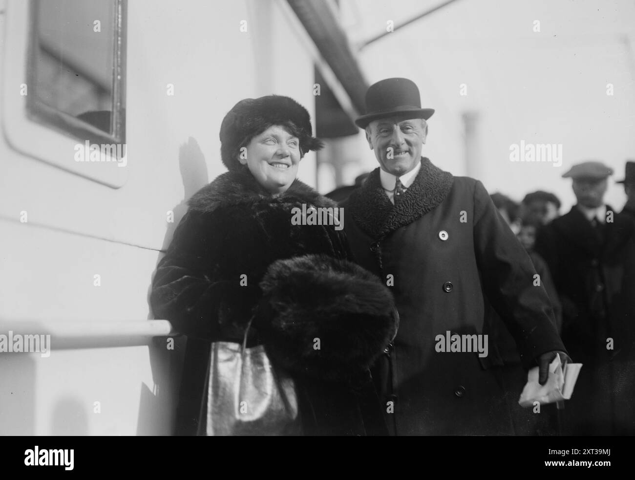 Adm. Lord J. Jellicoe &amp; Ehefrau, zwischen 1915 und 1920. Zeigt Florence Gwendolyn Jellicoe (1877–1964) mit ihrem Ehemann Admiral der Flotte John Rushworth Jellicoe, 1. Earl Jellicoe (1859–1935) der Royal Navy, möglicherweise auf ihrer Weltreise (1919–1920). Stockfoto