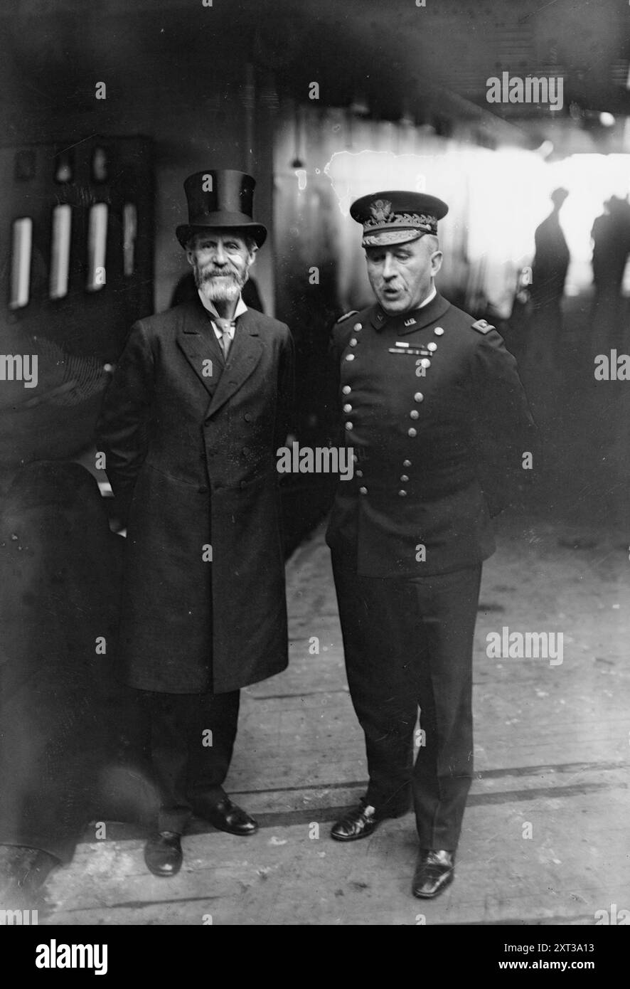 Earl Aberdeen &amp; Gen. Wood, zwischen 1915 und 1920. Zeigt John Campbell Hamilton-Gordon, 1. Marquess of Aberdeen und Temair (1847–1934) mit Generalmajor Leonard Wood (1860–1927). Stockfoto