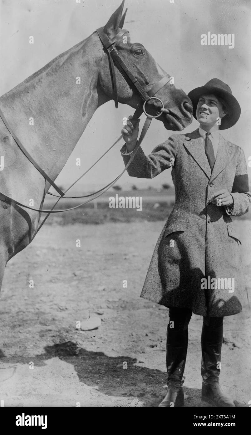 Eleanor Sears, zwischen 1915 und 1916. Zeigt Eleonora Randolph Sears (1881–1968), eine Tennisspielerin, Reiterin und Squashspielerin am Coronado Beach, Coronado, Kalifornien. Stockfoto