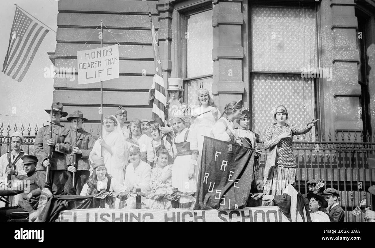 High School Float in "Wake Up" Parade, 1917. Zeigt die Feierlichkeiten zum Aufwachen in Amerika/Lexington Day/Patriot's Day, Fifth Avenue, New York City, einschließlich eines Wagens von der Flushing High School, Queens, mit Bannern mit den Aufschriften „Flushing High School“, „Free Russia“ und „Honor Dearer than Life“. Stockfoto
