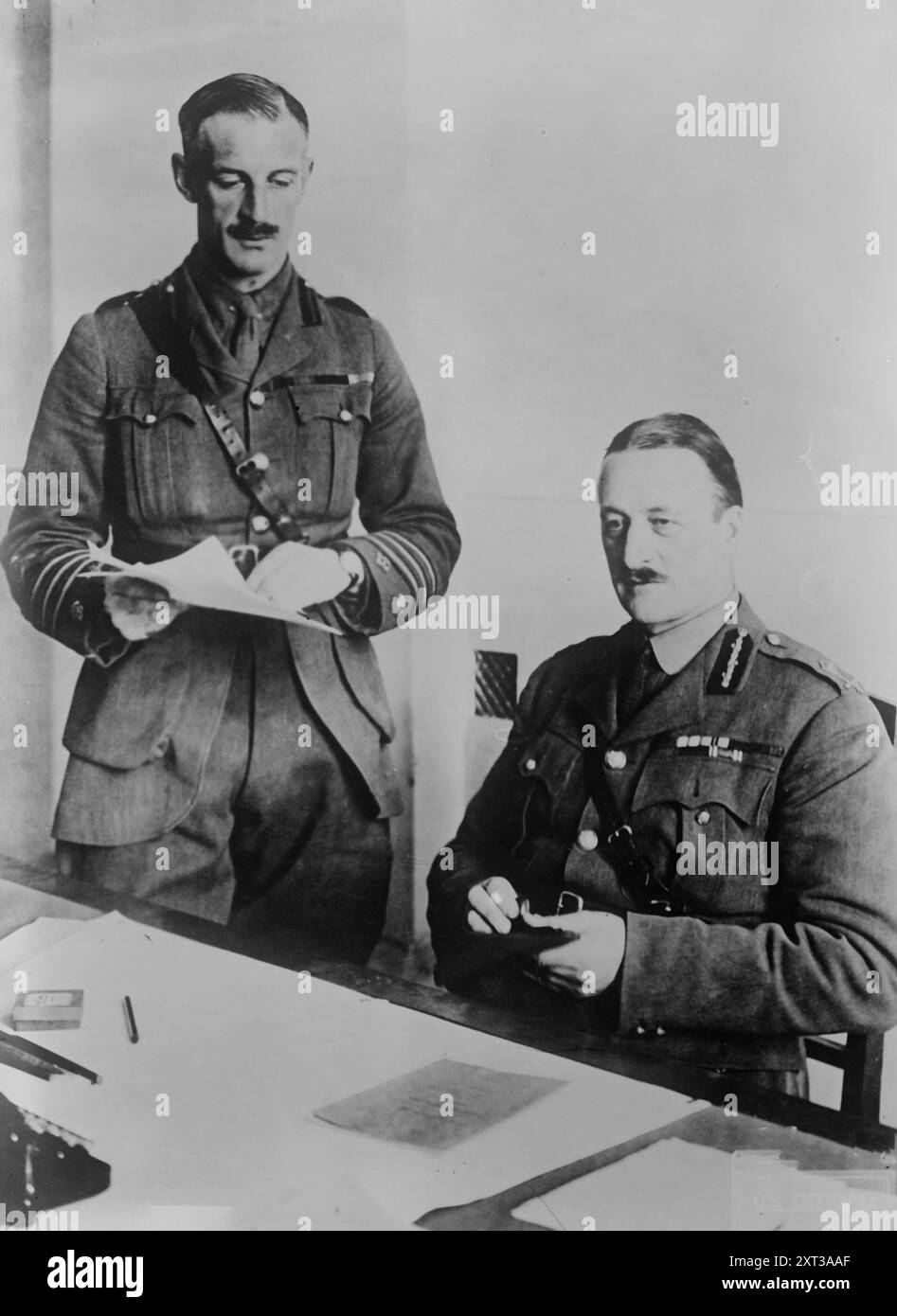 Oberstleutnant J. M. Blair, Generalmajor Knox, 1918. Zeigt Generalmajor Sir Alfred William Fortescue Knox (1870–1964), Leiter der britischen Militärmission in Sibirien im Juli 1918 und Oberstleutnant J. M. Blair der britischen Armee. Stockfoto