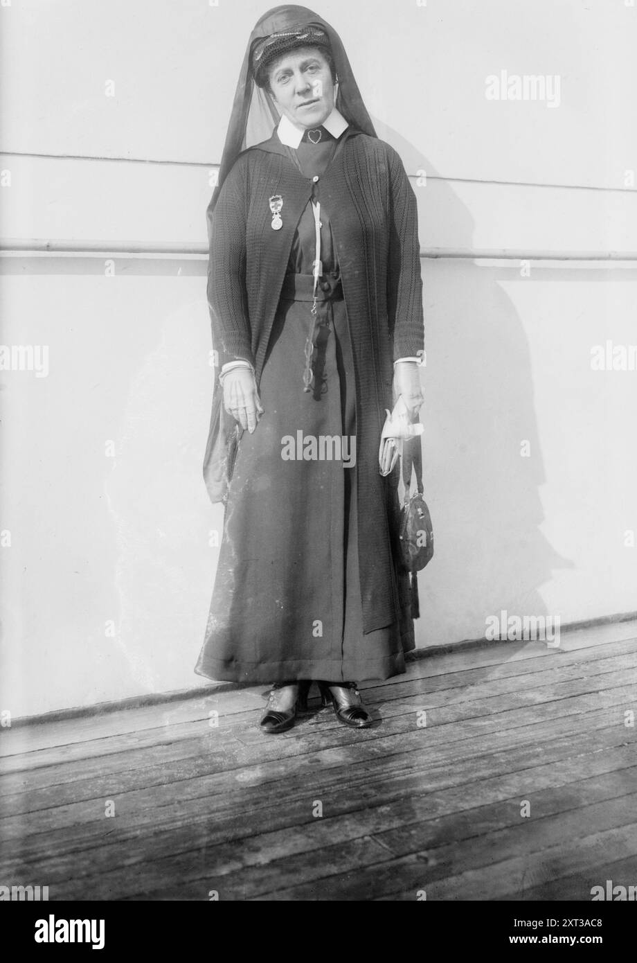 Mrs. M. W. Barton French, zwischen 1910 und 1920. Zeigt Mary Walker Fearn French (1866–1964) an Bord des Schiffes Rotterdam im Jahr 1915. Während des Ersten Weltkriegs war sie Mitglied des Frauenkomitees der American Ambulance Association und diente als Krankenschwester in Paris. Stockfoto