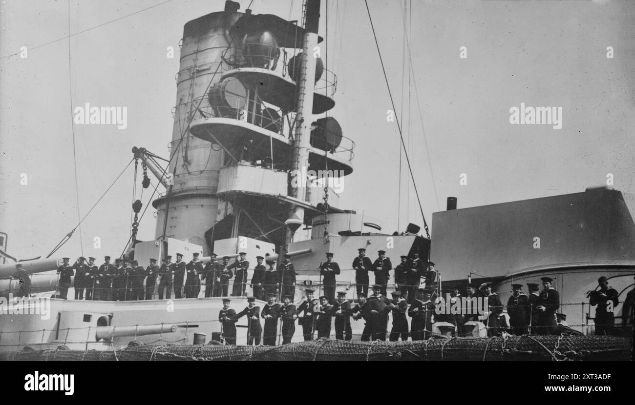 Auf der SMS Kaiser, zwischen 1915 und 1920. Zeigt die SMS Kaiser, ein Schlachtschiff der Deutschen Reichsflotte, das im September und Oktober 1917 an der Operation Albion in der Ostsee und im November 1917 an der zweiten Schlacht in der Helgolandbucht teilnahm. Stockfoto