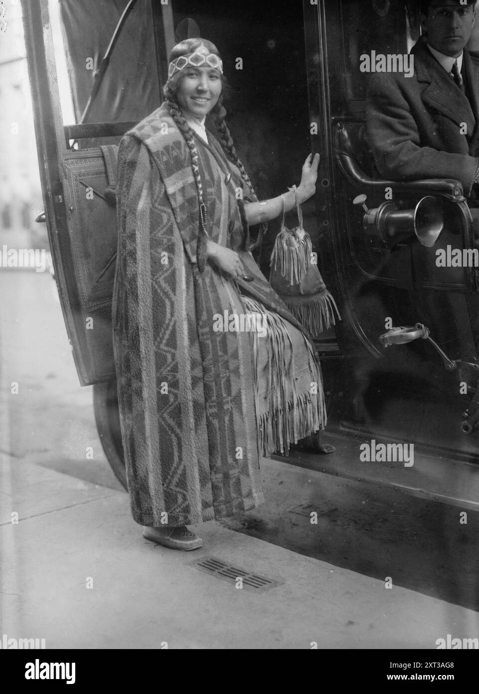 Prinzessin Tsianina Rotfeder, zwischen 1910 und 1915. Zeigt Tsianina Redfeather Blackstone (1882–1985), eine Sängerin und Darstellerin der Creek- und Cherokee-Vorfahren. Stockfoto