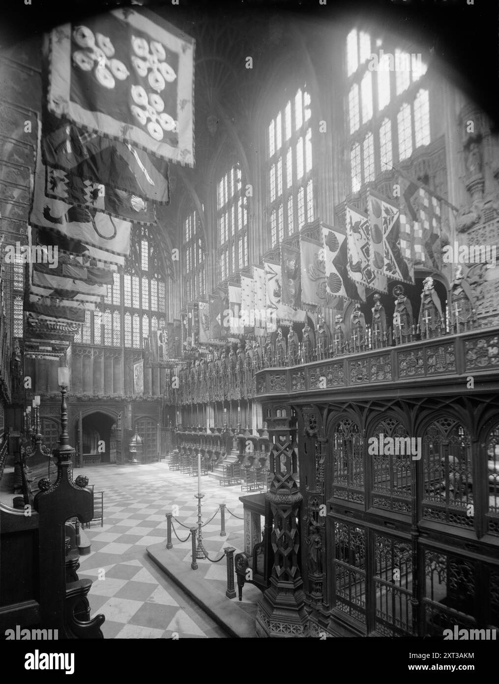 St. George's Chapel, zwischen 1915 und 1920. Zeigt das Innere der St. George's Chapel in Windsor Castle, Großbritannien, mit Spruchbändern, die den Knights of the Garter gehören. Stockfoto