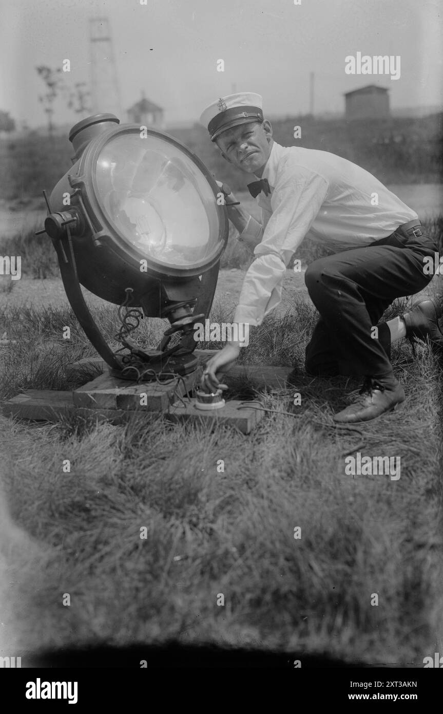 Suchscheinwerfer, Mineola, 1919. Zeigt einen Suchscheinwerfer in Mineola, Long Island, der in Erwartung der Ankunft des britischen Luftschiffs R34 während seines ersten Transatlantikfluges 1919 eingesetzt wurde. Stockfoto