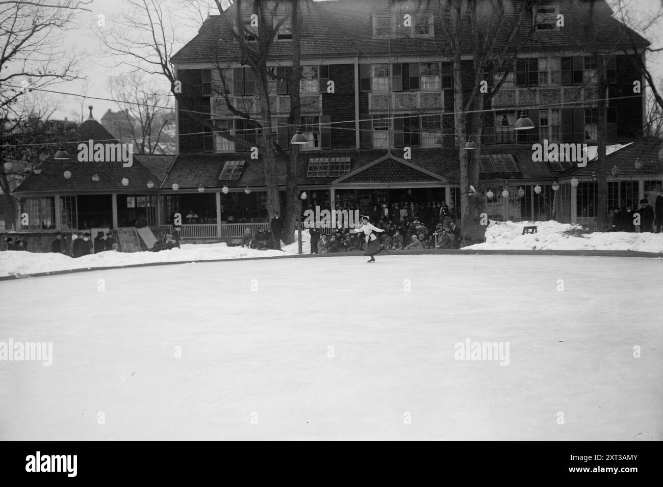 Tuxedo, zwischen 1910 und 1920. Shows Skater am Tuxedo Lake, Tuxedo Park, New York State. Stockfoto