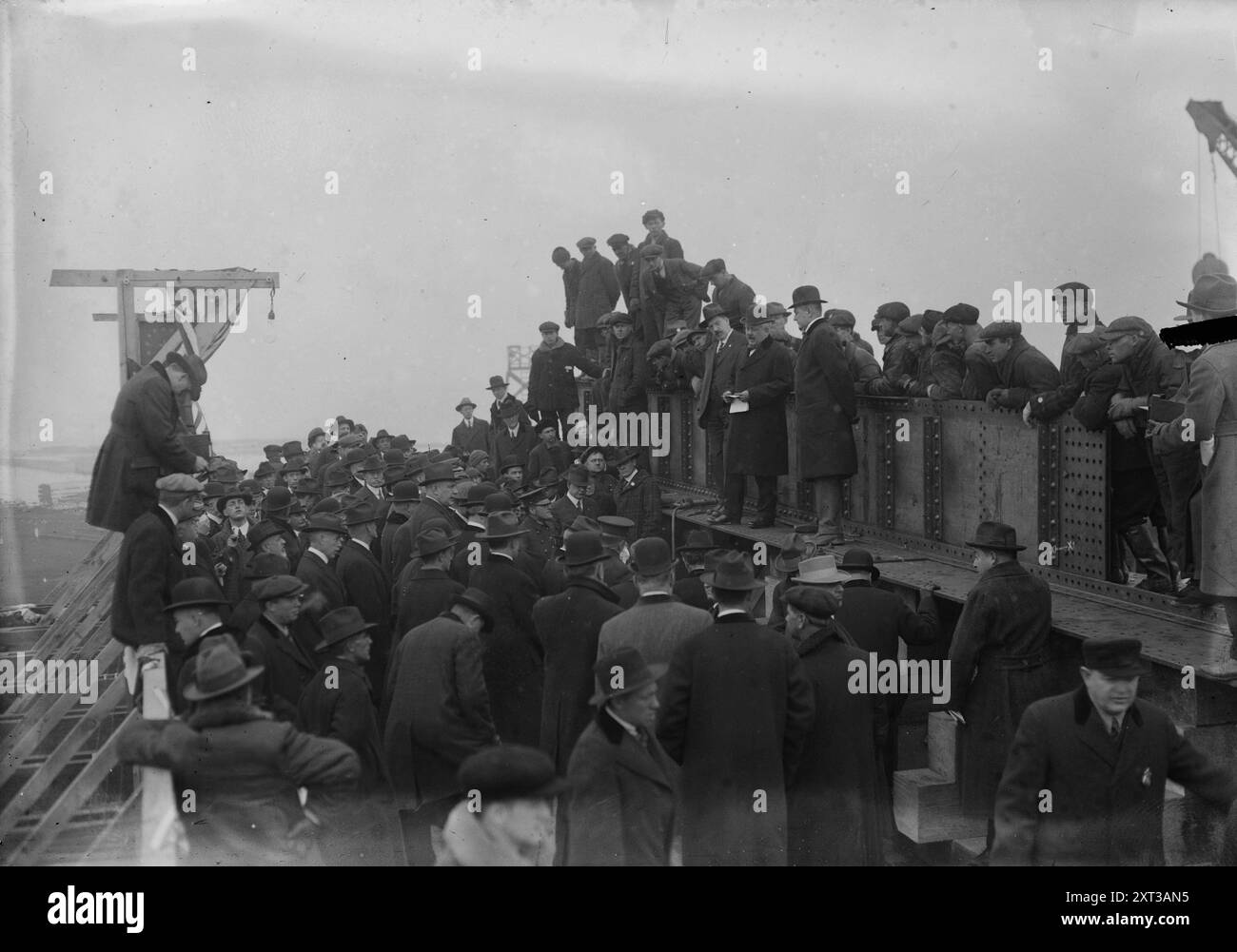 Start des 1. Schiffes, Newark Yards, 1917. Zeigt John Hunter vom United States Shipping Board, Henry R. Sutphen, Vizepräsident der Submarine Boat Corporation und andere bei einer Zeremonie in der Newark Bay Shipyard, Kearny, New Jersey, 20. Dezember 1917. Die Zeremonie markierte den ersten Niet, der in das „erste standardisierte Stahlschiff, das jemals gebaut wurde“ getrieben wurde. Stockfoto