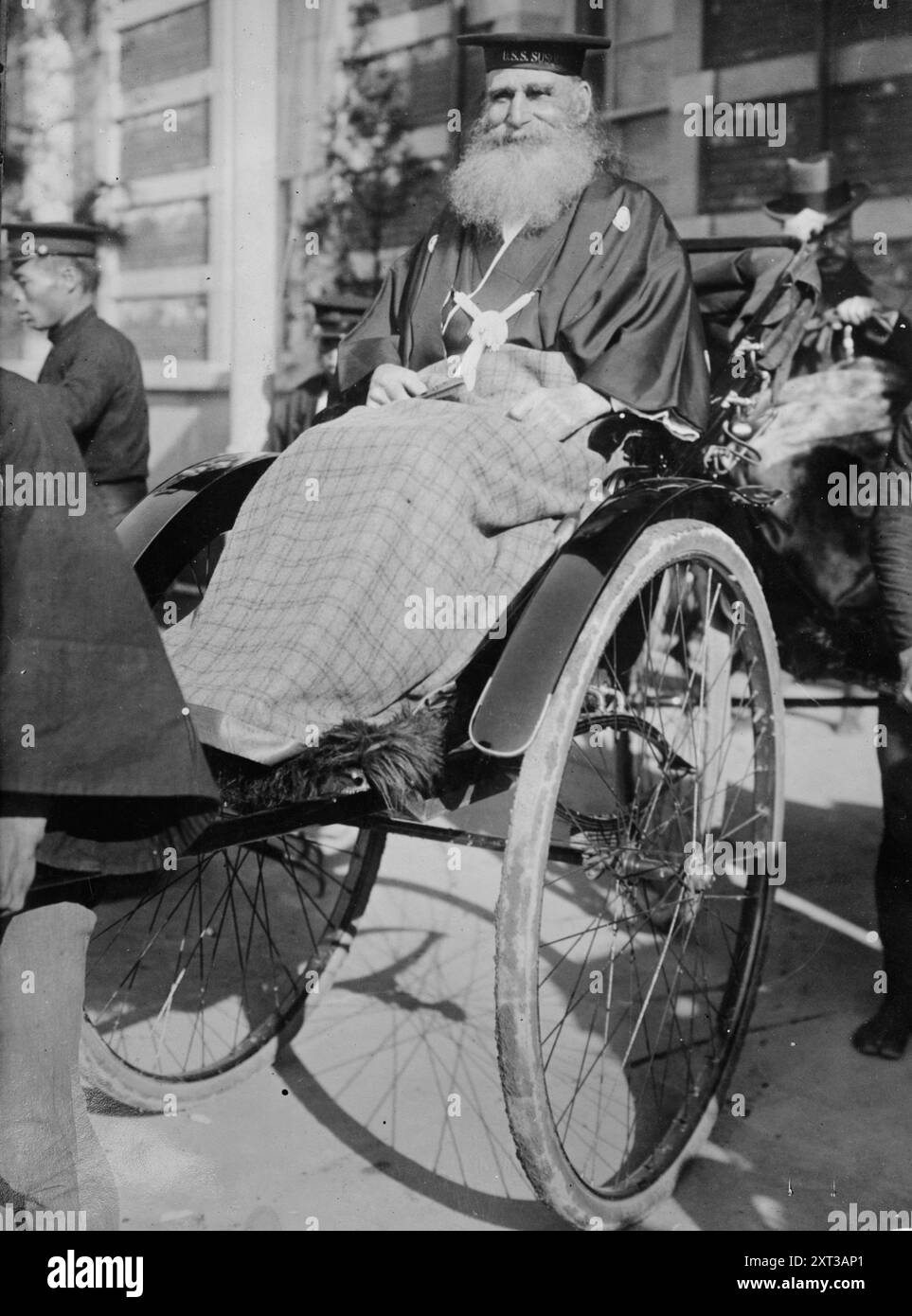 W.H. Hardy, 1917. Zeigt William H. Hardy, ein Mitglied der US Navy während Commodore Perrys Mission nach Japan 1853. Hardy wird während seines Besuchs im Hafen von Kurihama im Jahr 1917 in einer Rikscha gezeigt. Stockfoto