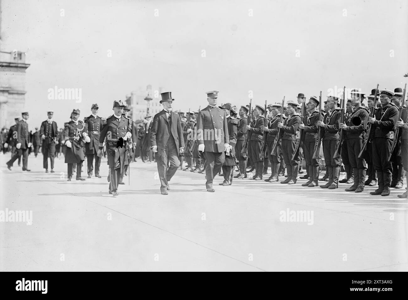 ADM. Ching Kwong &amp; Gaynor, 1911. Zeigt Konteradmiral Chin Pih Kwang von der Kaiserlichen Chinesischen Marine und New Yorker Bürgermeister William Jay Gaynor (Mitte), der chinesische Seeleute am Grant's Tomb in New York City am 18. September 1911 bewertet. Stockfoto