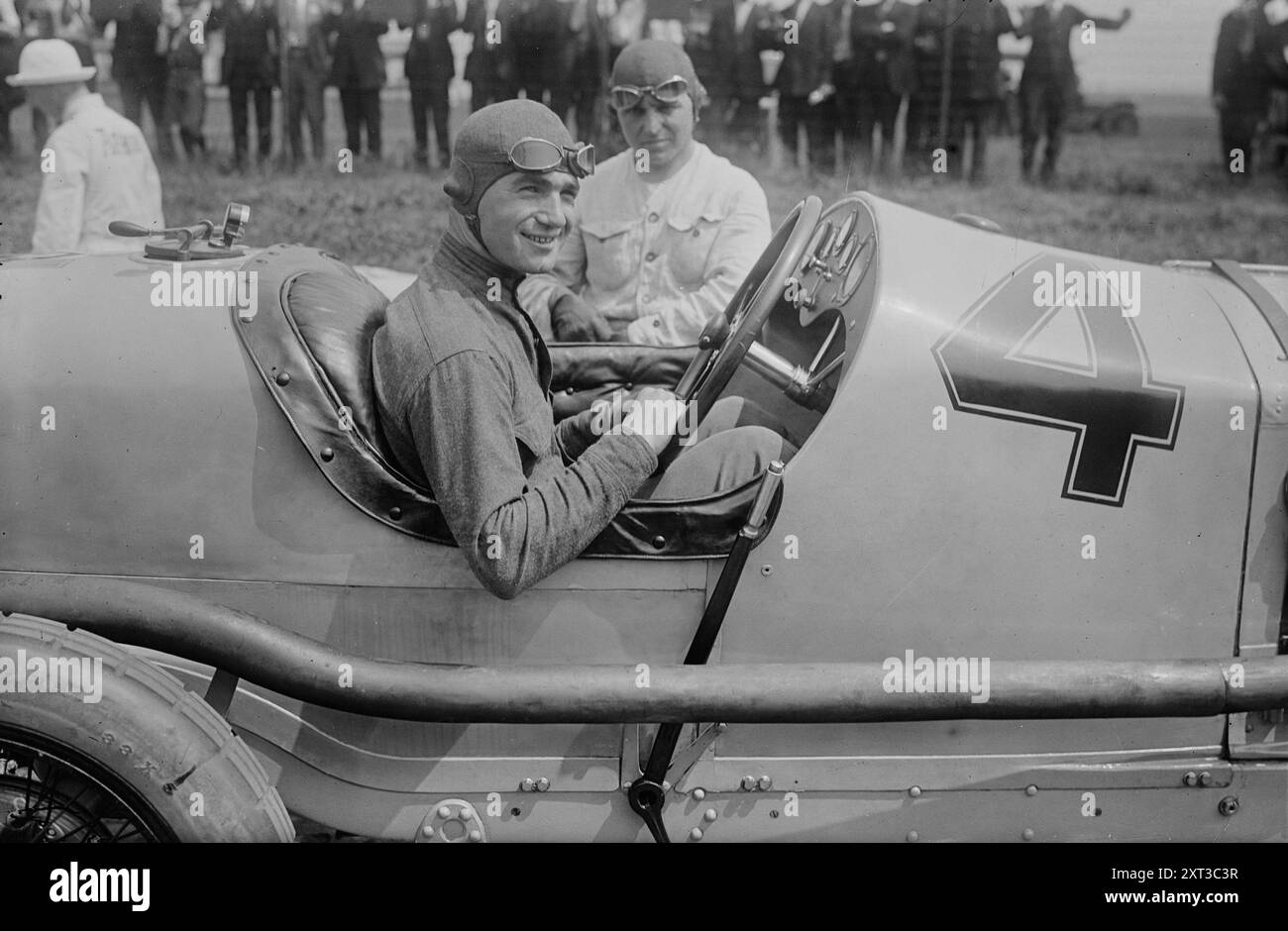 De Palma, zwischen 1915 und 1920. Zeigt den italienischen amerikanischen Rennfahrer Raffaele „Ralph“ de Palma, 1882-1956, im Rennwagen Nr. 4, auf der Harkness Auto Handicap, Sheepshead Bay Race Track, Sheepshead Bay, New York. Stockfoto