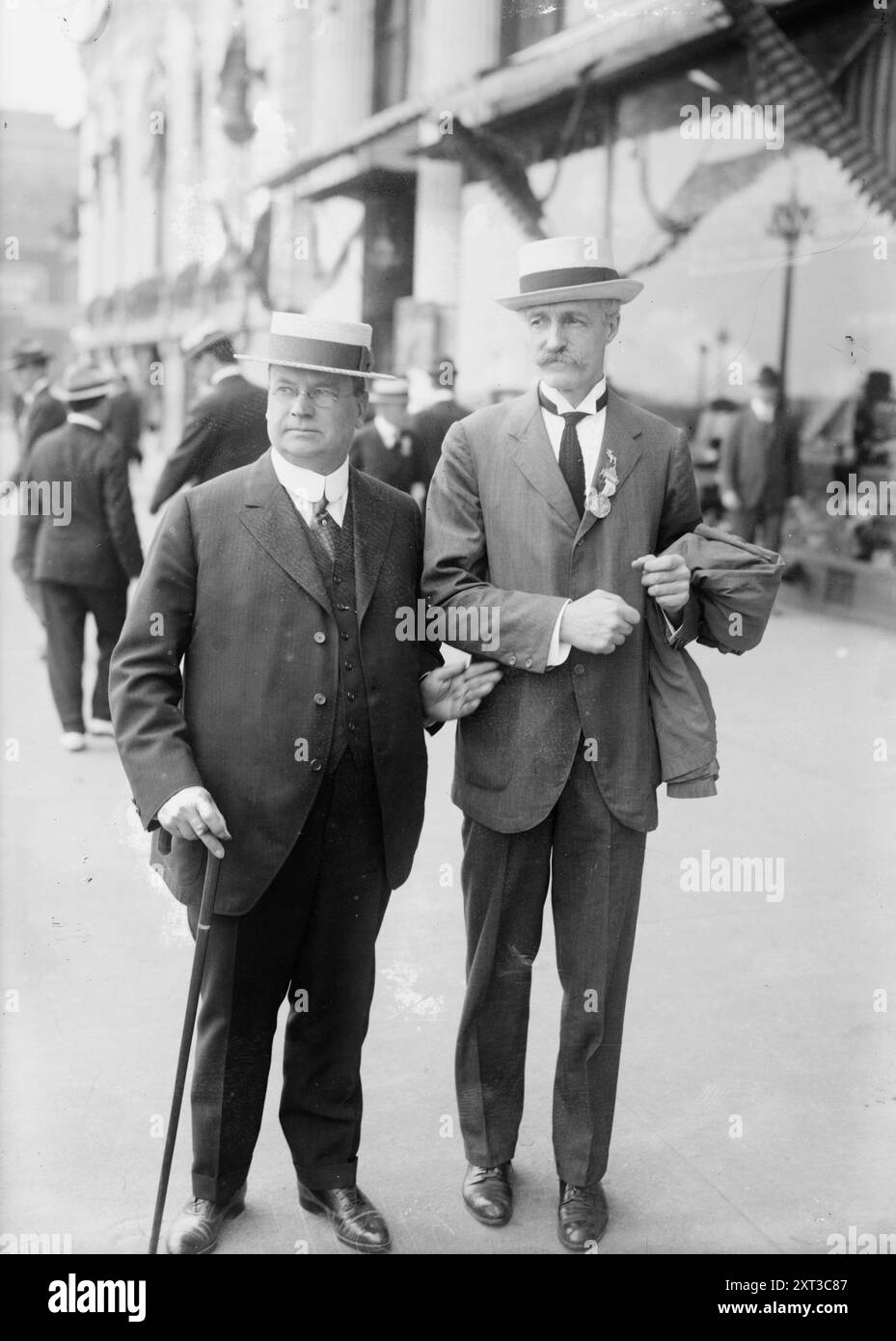Hiram Warren Johnson &amp; Gifford Pinchot, zwischen 1915 und 1920. Zeigt den progressiven Politiker Hiram Warren Johnson (1866–1945), der von 1911 bis 1917 Gouverneur von Kalifornien war, und den Politiker Gifford Pinchot (1865–1946), der von 1905 bis 1910 erster Chef des United States Forest Service war. Stockfoto