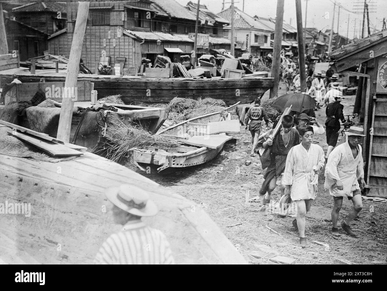 Japanische Taifun-Boote wussten eine Meile landeinwärts in Tokio, (1911?). Zeigt Zerstörung durch einen Taifun, der in Japan an Land kam, möglicherweise 1911. Stockfoto