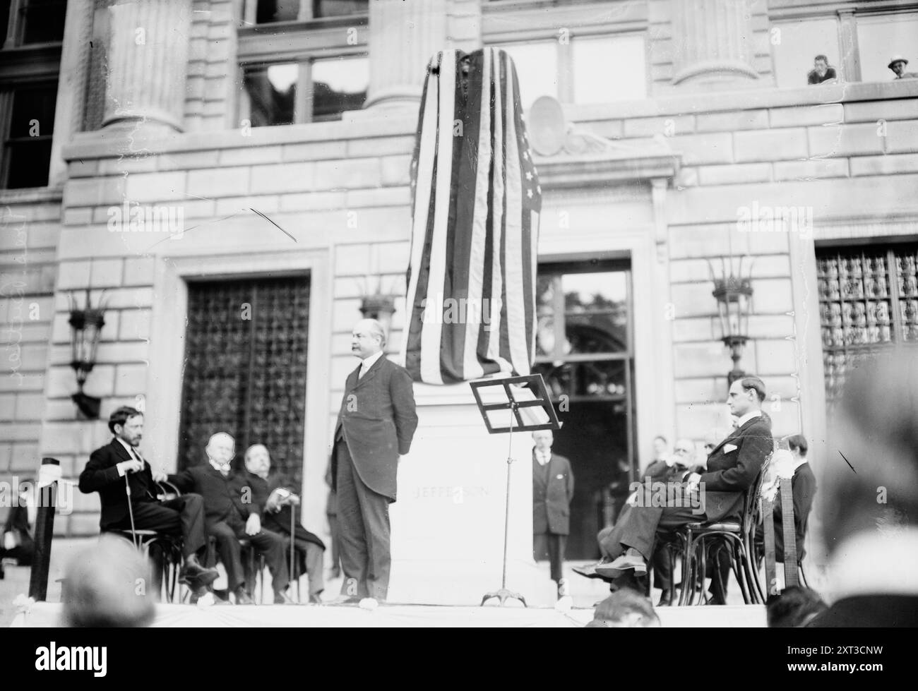 Jefferson enthüllt 1914. Zeigt die Thomas Jefferson Statue, die ein Geschenk des Joseph Pulitzer Anwesens an die Columbia University in New York City war. Die Statue wurde am 2. Juni 1914 in einer Zeremonie enthüllt. Dr. Nicholas Murray Butler, Präsident der Columbia University, spricht bei der Enthüllung der Partridge-Statue von Thomas Jefferson, die Ralph Pulitzer der Universität in einer Zeremonie vor der Columbia School of Journalism überreicht hat. Flickr. Stockfoto