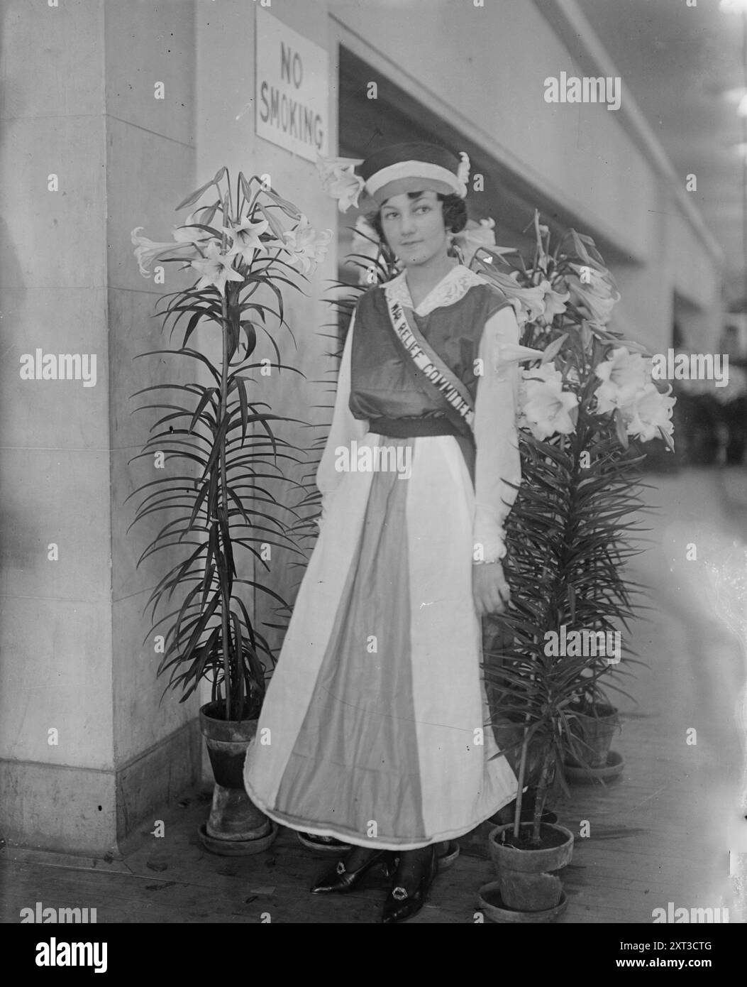 Marie Louise Rodewald, 1916. Zeigt Marie Rodewald, eine der „Kellnerinnen“ in der Ausstellungshalle des Grand Central Palace für die Vierte jährliche Internationale Blumenausstellung in New York City. Stockfoto