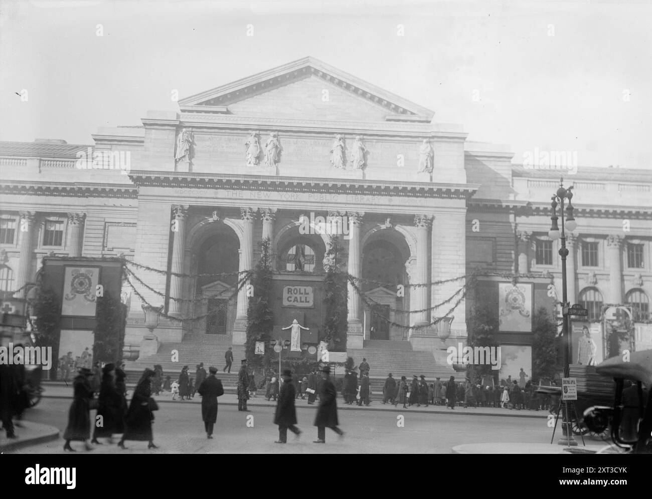 Rotkreuz-Dekorationen, 1918. Zeigt eine Marineparade vor der New York Public Library mit Blick auf die East 41st Street und 5th Avenue, die am 26. Dezember 1918 stattfand. Stockfoto