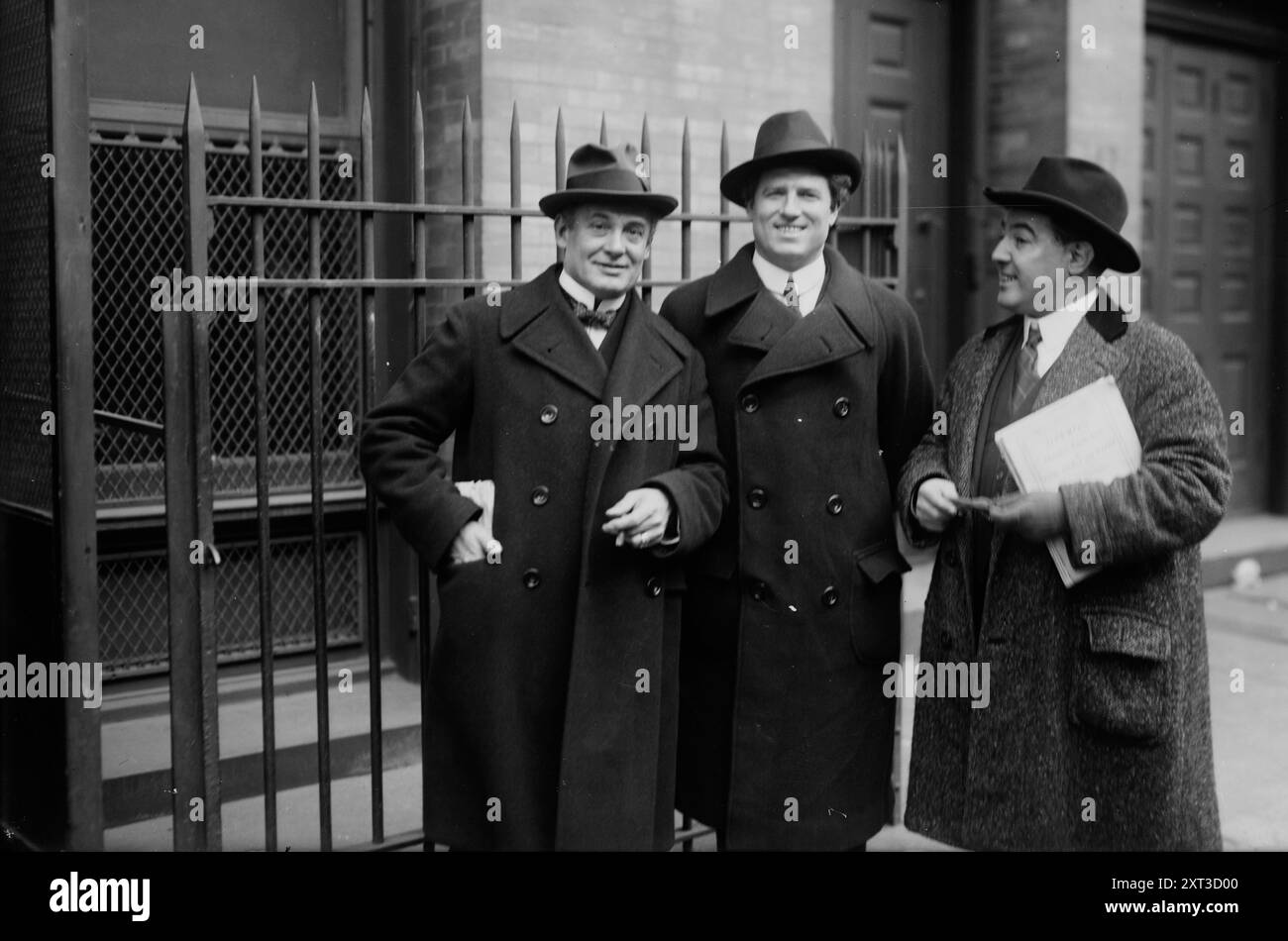 Reschiglian - Martinelli - Dua, zwischen 1915 und 1920. Zeigt (von links nach rechts) den italienischen Bariton-Opernsänger Vincenzo Reschiglian (1874?-1955), den italienischen Tenor-Opernsänger Giovanni Martinelli (1885?-1969) und den belgischen Tenor-Opernsänger Octave Dua (1882-1952). Die Männer sind am Bühneneingang des Metropolitan Opera House in New York City. Stockfoto