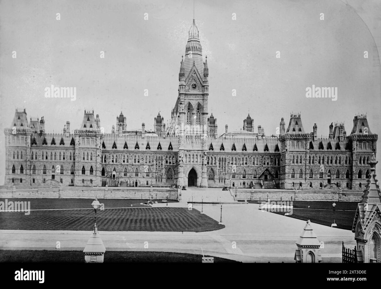 Parlamentsgebäude, 1916. Zeigt das Hauptgebäude des kanadischen Parlamentskomplexes auf dem Parliament Hill in Ottawa, Kanada, das am 3. Februar 1916 niederbrannte. Stockfoto