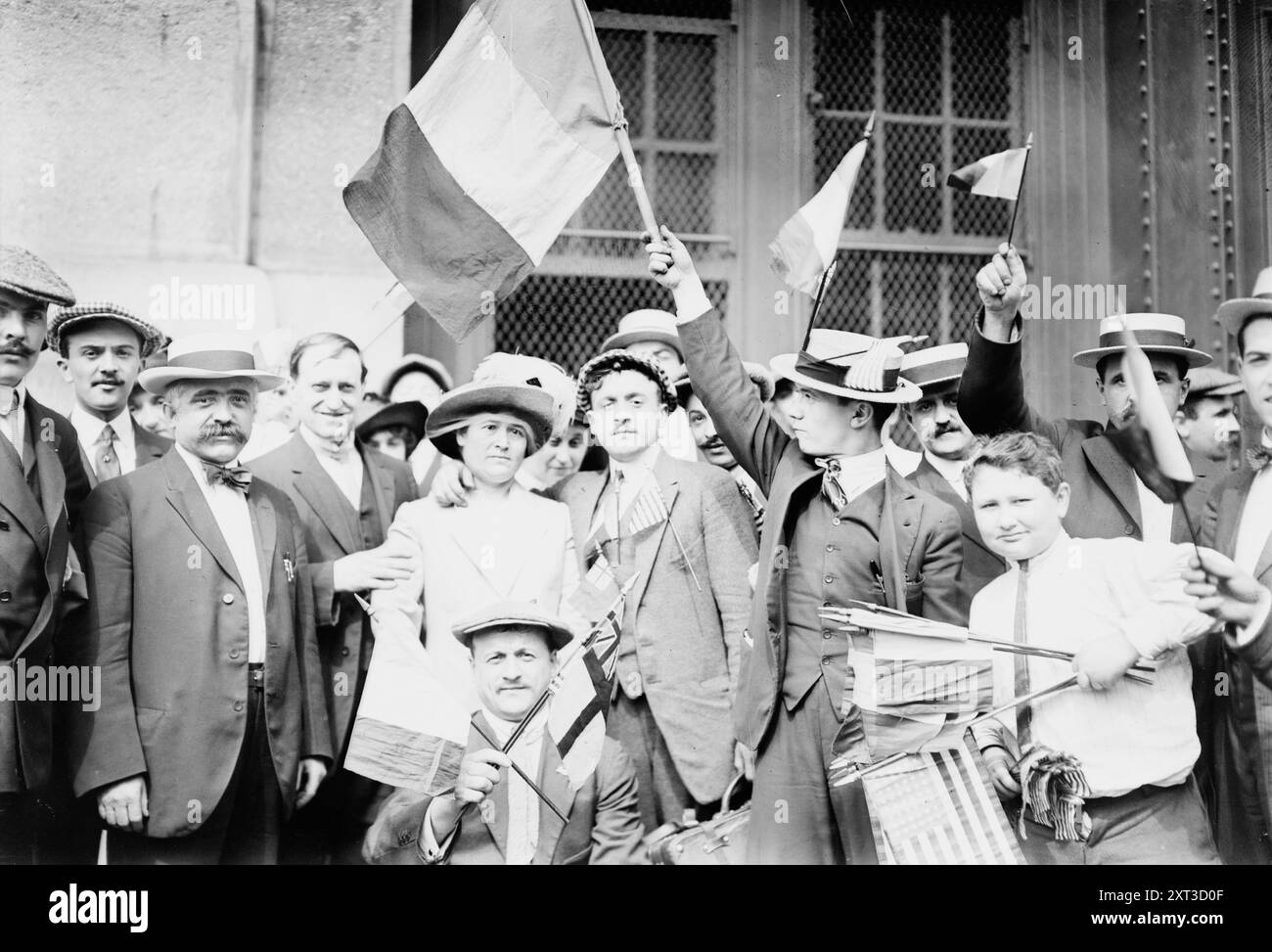 Auf LA LORRAINE, 1914. Zeigt ein Paar inmitten einer Menschenmenge, die die französische Flagge am Pier der French Line schwenkt. Einige der Männer werden mit dem französischen Schiff La Lorraine nach Europa abfahren, das New York City im August 1914 verließ, um dort die letzte transatlantische Überfahrt vor dem Ersten Weltkrieg zu machen Stockfoto