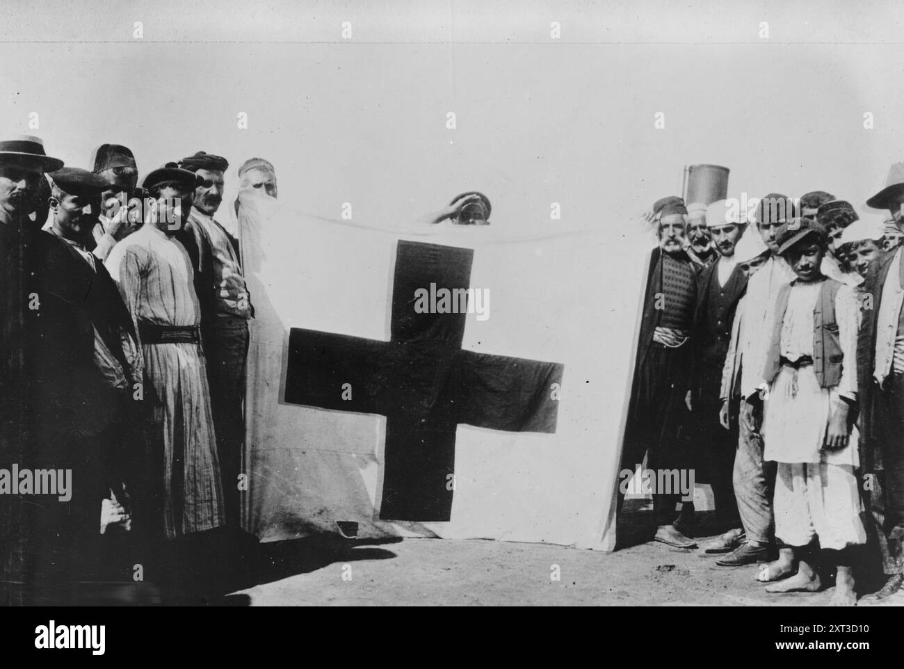 Rotes Kreuz, 1915. Zeigt Armenier mit der Flagge, mit der sie nach ihrem Widerstand auf Musa Dagh, Türkei, während des Völkermordes an den Armeniern um Hilfe signalisierten. Das Foto wurde wahrscheinlich nach ihrer Ankunft in Port Said, Ägypten, im September 1915 aufgenommen. Stockfoto