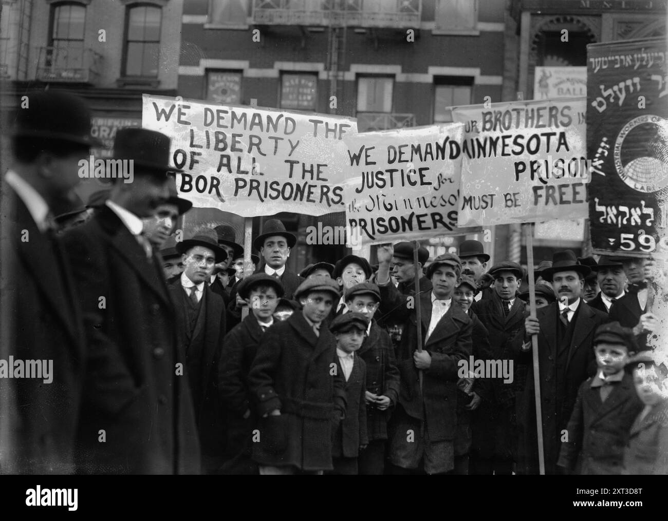 Sympathie-Parade -- [1916], 1916. Zeigt Publikum bei einer Parade der Arbeitersympathie in New York City am 2. Dezember 1916. Die Leute halten Schilder mit der Aufschrift: "Wir fordern die Freiheit aller Arbeitsgefangenen", "Wir fordern Gerechtigkeit für die Minnesota-Gefangenen" und "unsere Brüder im Minnesota-Gefängnis müssen befreit werden". Ein anderes Zeichen ist auf Jiddisch. Stockfoto