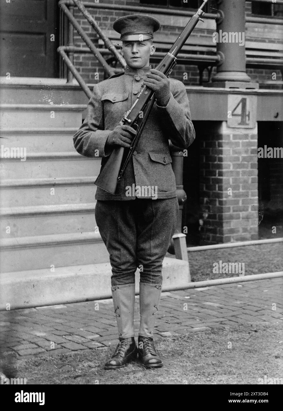 Sgt. Raymond L. Young, zwischen 1915 und 1920. Raymond L Young erhielt den Silbernen Stern für Tapferkeit für die Rettung eines verwundeten Kameraden unter schweren Bombardements in Mont St Pere in Frankreich während des Ersten Weltkriegs Stockfoto