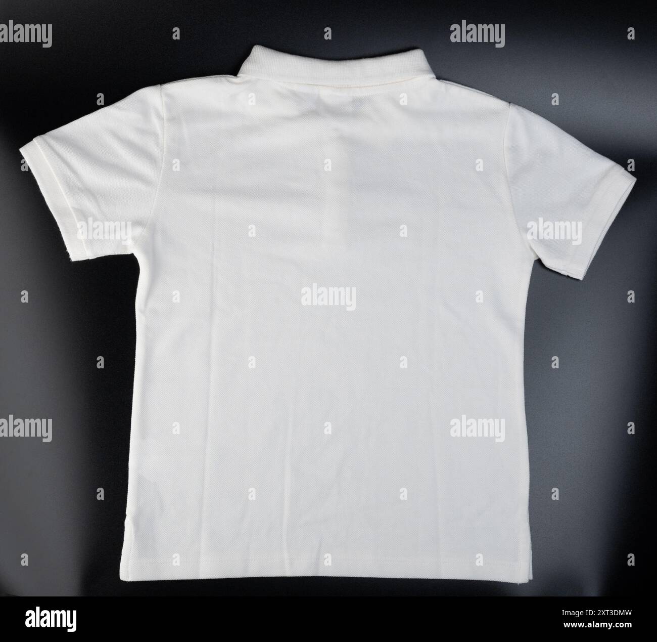Weißes Poloshirt Rückansicht isoliert auf schwarzem Studiohintergrund Stockfoto