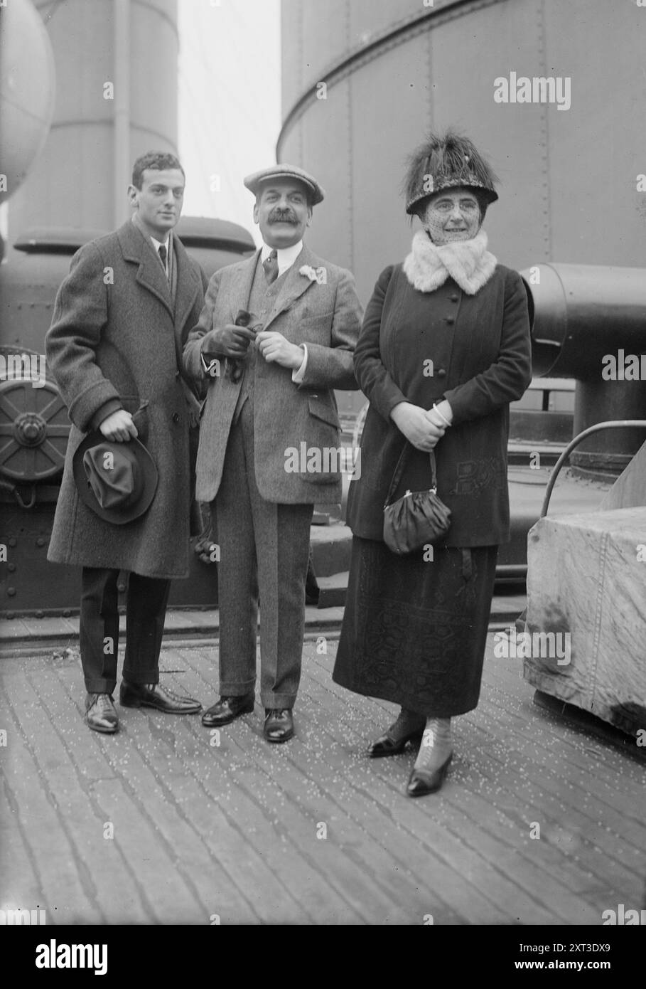 Gerald &amp; Felix M. Warburg mit Frau Maurice Loeb, zwischen 1915 und 1920. Zeigt Felix Moritz Warburg (1871–1937), einen in Deutschland geborenen amerikanischen Bankier, der Partner von Kuhn, Loeb &amp; Co. Aus New York City war. Er ist zusammen mit Maurice Loeb, früher Edna Kuhn (1866 oder 1867–1951), der Ehefrau von Morris Loeb (1863–1912). Stockfoto