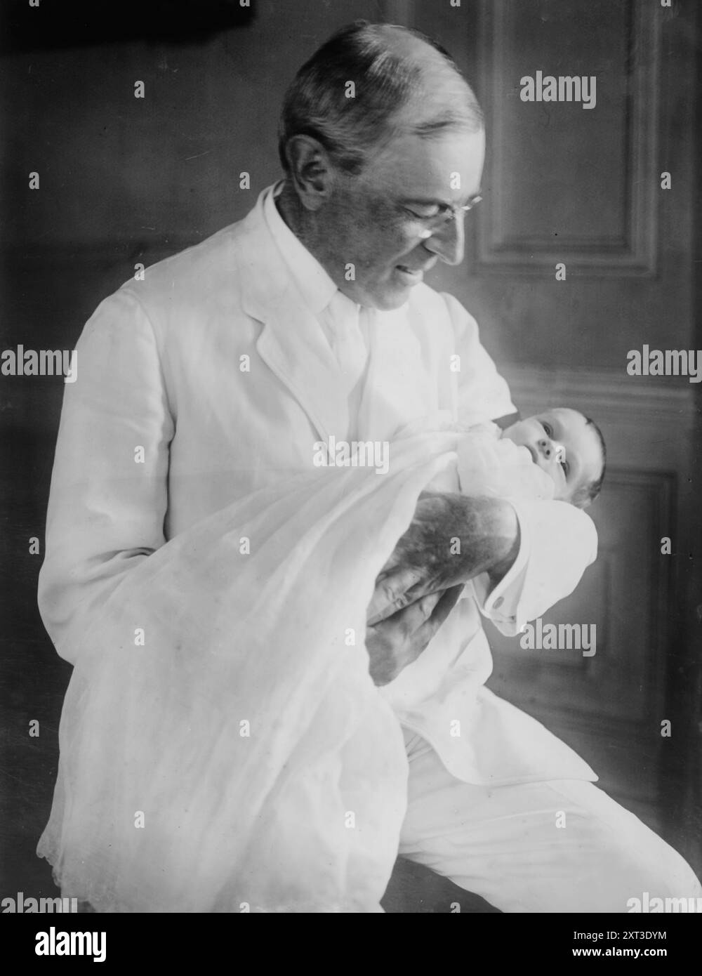 Prés't [d. h. Präsident] Wilson und McAdoo Baby, 1915. Zeigt Präsident Woodrow Wilson, der seine Enkelin Eleanor Wilson McAdoo (1915–1946) hält. Stockfoto