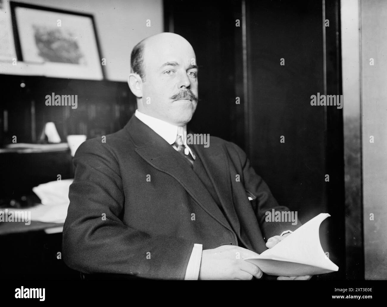 N. Longworth sitzt mit Buch, 1911. Stockfoto