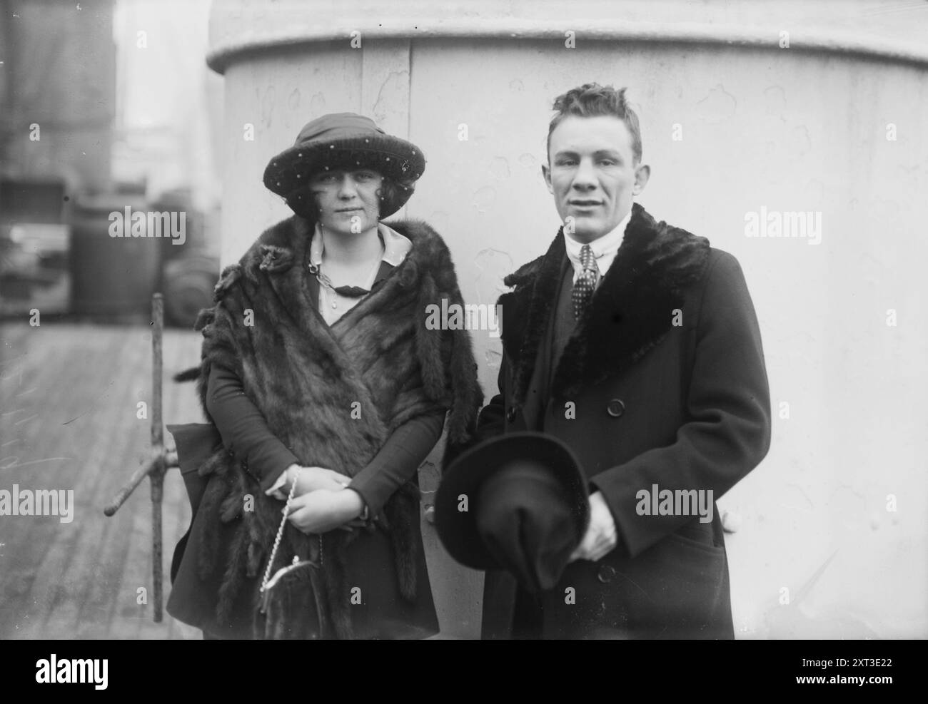 PAL Moore &amp; Ehefrau, zwischen 1915 und 1920. Zeigt den Boxer Memphis PAL Moore (Thomas Wilson Moore, 1894–1953) mit seiner Frau. Stockfoto