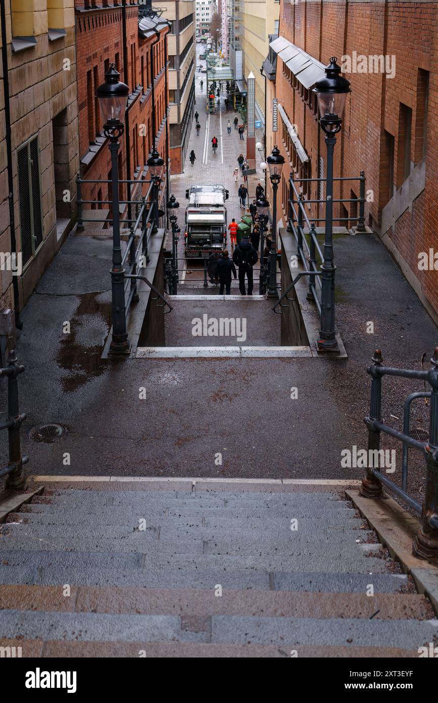 Stockholm, Schweden. April 2024: Steintreppe führt hinunter zur Tunnelgatan Straße Stockfoto