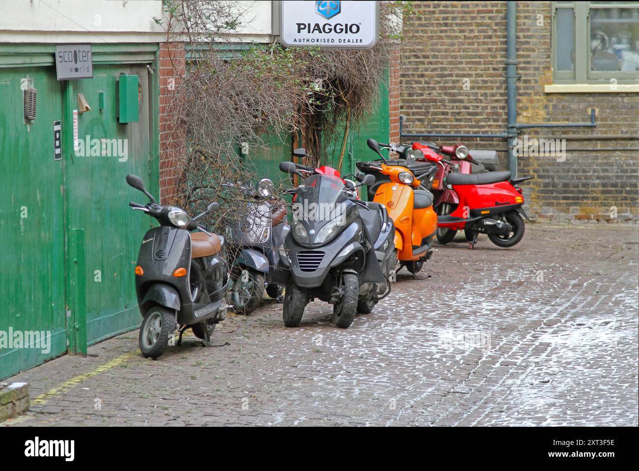 London, Vereinigtes Königreich - 09. Januar 2010: Italienische Roller Piaggio autorisierter Händler und Garage Service Roller World im Stadtzentrum. Stockfoto