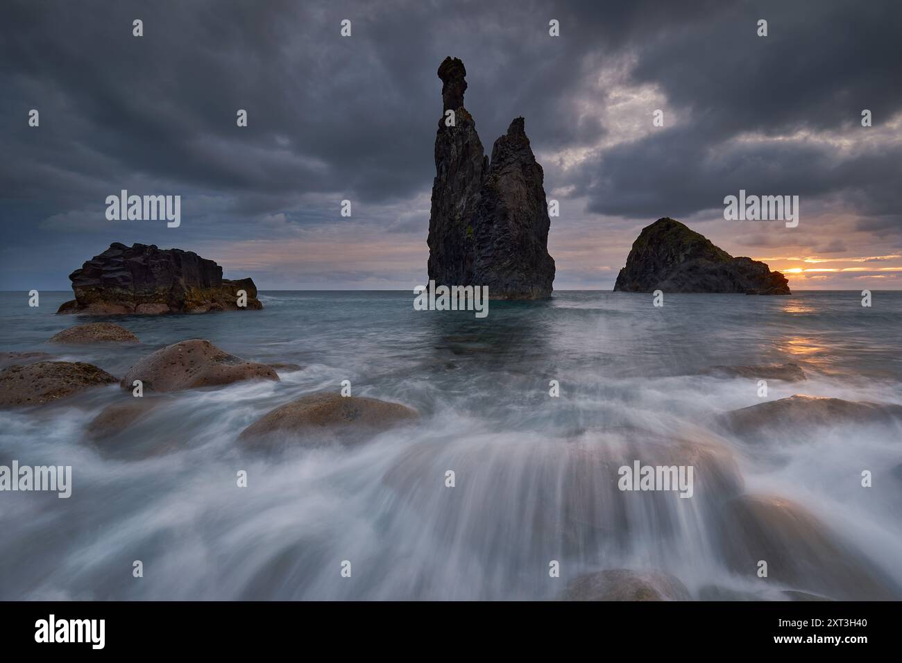 Eine atemberaubende Küstenszene in Madeira, Portugal, mit majestätischen Meeresstapeln vor einem dramatischen Sonnenuntergang und dynamischen Meereswellen, die in Long Ex aufgenommen wurden Stockfoto