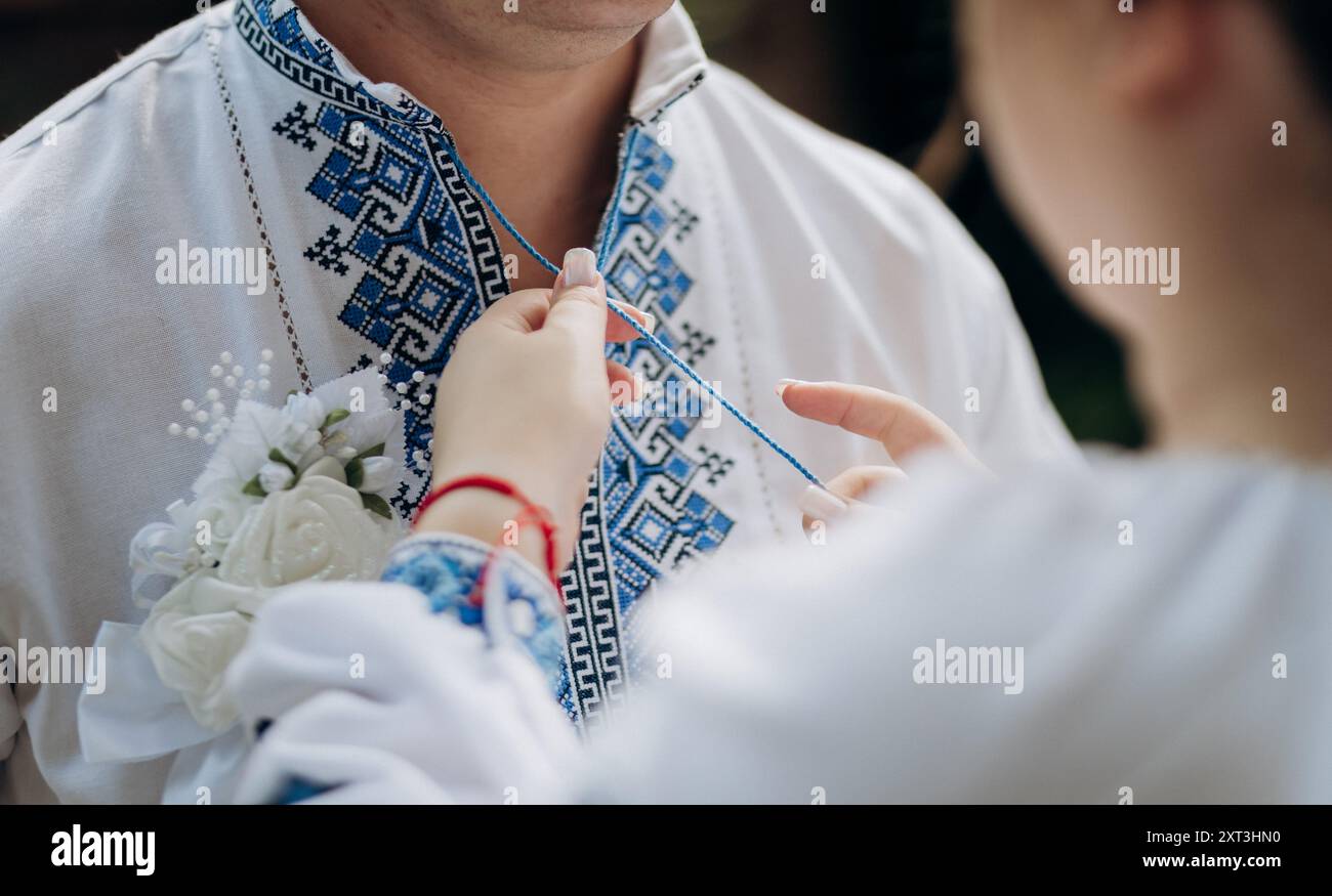 Ukrainische Hochzeitstradition mit gestickten Hemden, die das kulturelle Erbe und die Liebe symbolisieren Stockfoto