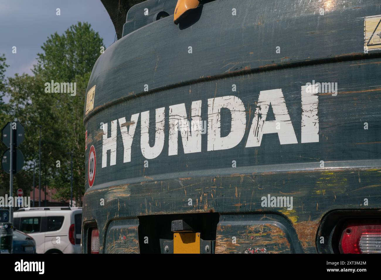 hyundai Logo, Detail Schwerfahrzeug, Bagger ist eine wichtige Maschine für Aushub- und Materialumschlagarbeiten. Mit seinem Hydraulikarm garantiert er Stockfoto