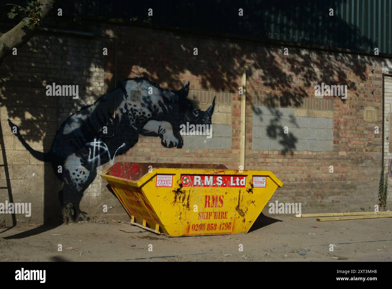 London, Großbritannien. August 2024. Banksy zeigt Rhino als achten Kunstwerk in London-Serien mit Tiermotiven. Street Artist hat jeden Tag neue Arbeiten auf seinem Instagram veröffentlicht, seit letzten Montag eine Ziegensilhouette erschien. (Foto: Laura Chiesa/Pacific Press) Credit: Pacific Press Media Production Corp./Alamy Live News Stockfoto