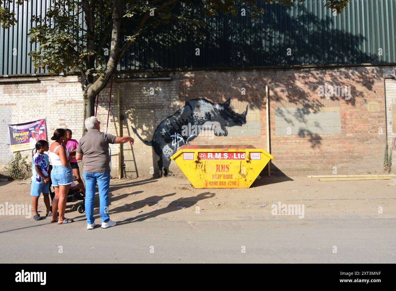 London, Großbritannien. August 2024. Banksy zeigt Rhino als achten Kunstwerk in London-Serien mit Tiermotiven. Street Artist hat jeden Tag neue Arbeiten auf seinem Instagram veröffentlicht, seit letzten Montag eine Ziegensilhouette erschien. (Foto: Laura Chiesa/Pacific Press) Credit: Pacific Press Media Production Corp./Alamy Live News Stockfoto