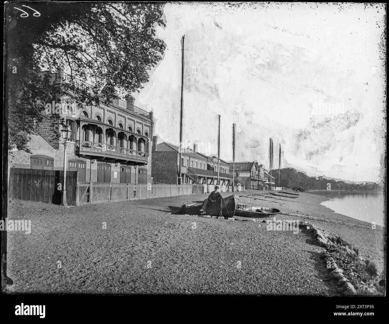 London Rowing Club Boathouse, Putney, Wandsworth, Greater London Authority, 1882. Die Bootshäuser entlang des Thames-Schleppweges in Putney mit dem Bootshaus des London Rowing Clubs im Vordergrund. Dieses Foto erscheint in William Fields Photographs of Putney, zusammengestellt von Dorian Gerhold und Michael Bull für die Wandsworth Historical Society. Stockfoto