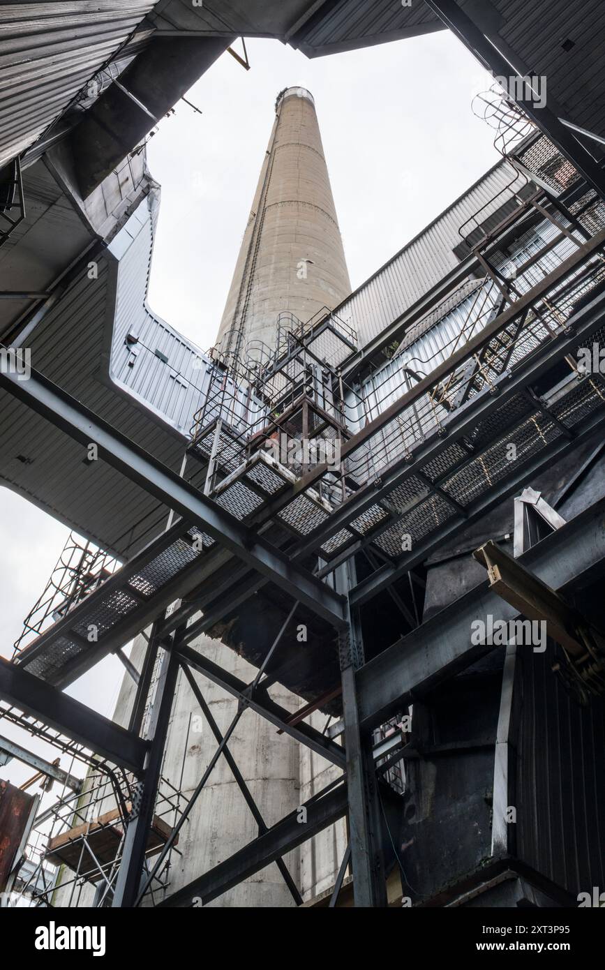 Kraftwerk Tilbury B, Fort Road, Tilbury, Thurrock, Thurrock, 2014. allgemeiner Blick auf einen der Schornsteine des Kraftwerks Tilbury B von Nordosten. Stockfoto