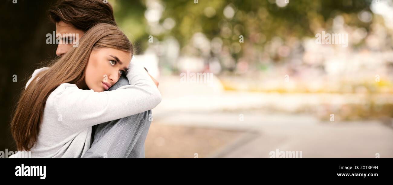 Unglückliche Mädchen Umarmen Ungeliebt Freund Stehen Im Freien Im Park Stockfoto