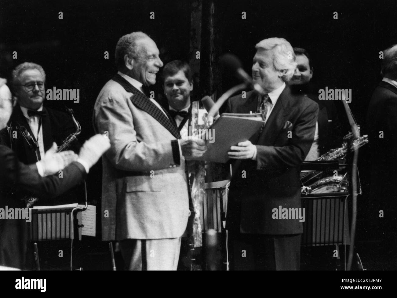 Edmundo Ross and Orchestra, Michael Aspel, 1994. "This is Your Life"-Fernsehsendung, 84. Geburtstag. Stockfoto