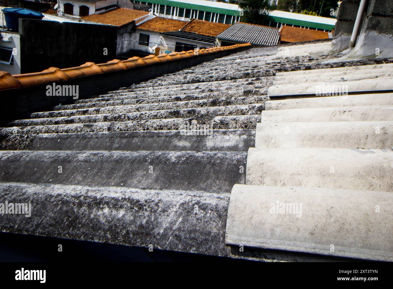 São PAULO, SP - 13.08.2024: ETERNIT FATURA COM Exportação DE AMIANTO - der STF (Bundesgerichtshof) nimmt diese Woche den Prozess einer Klage wieder auf, die ein endgültiges Ende des Asbestbergbaus in Brasilien fordert. Die Entscheidung kommt zu einem entscheidenden Zeitpunkt für Eternit, bekannt für die Herstellung von Asbestfliesen. Das Unternehmen hat in den letzten Jahren einen Anstieg seiner Ausfuhren um mehr als 150 % erlebt und ist gerade erst aus dem Konkursschutz hervorgegangen. Die Verwendung von Asbest wurde in Brasilien im Jahr 2017 durch eine Entscheidung des STF verboten, und ist mit mehreren gesundheitlichen Problemen, wie Lungenkrebs, Mesotheliom an verbunden Stockfoto