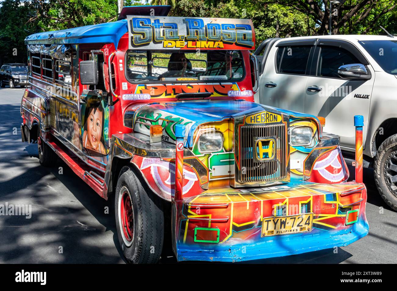 Jeepney auf der Straße im Verkehr in Manila, Philippinen Stockfoto