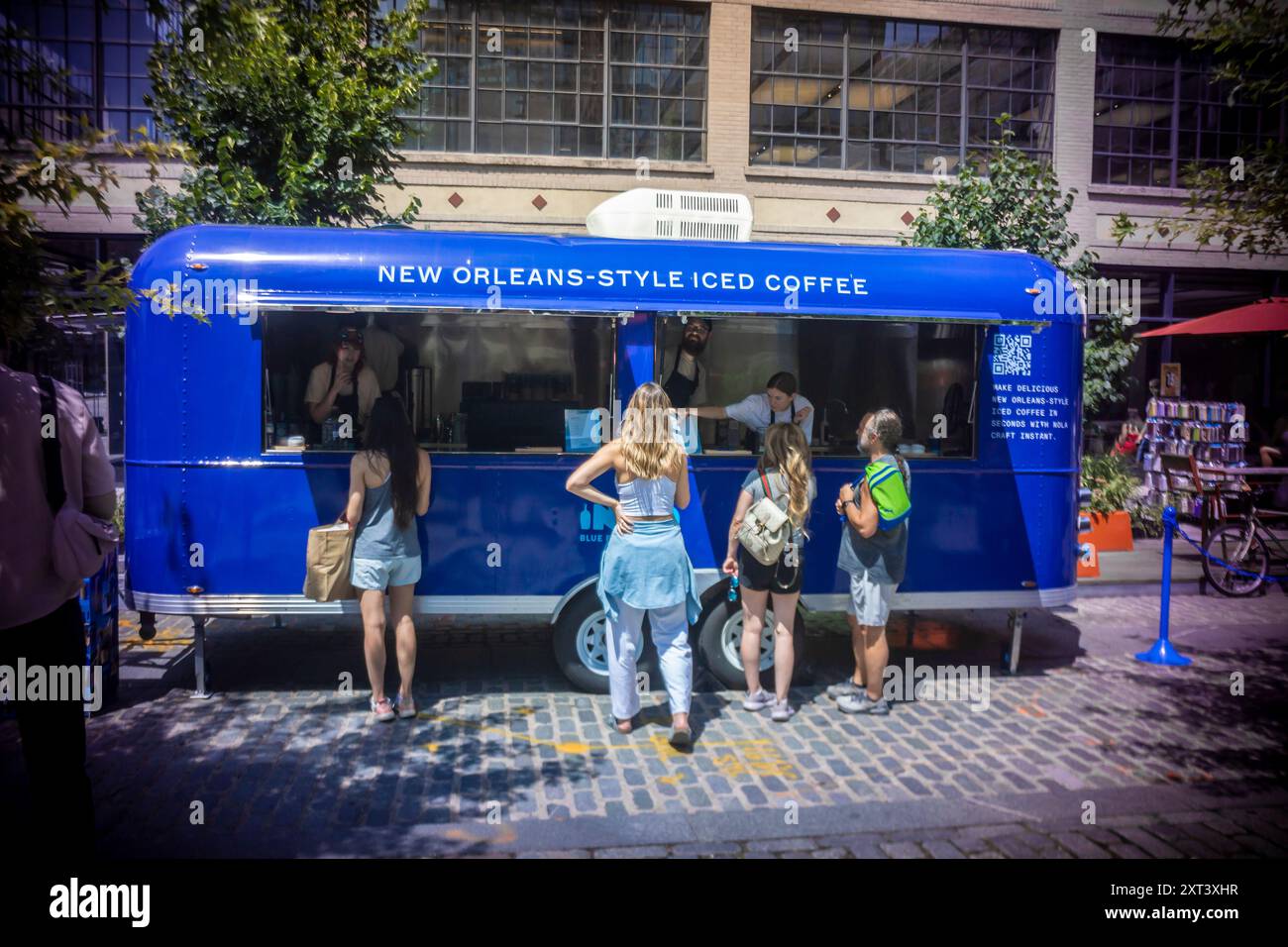 Markenaktivierung für Blue Bottle Coffee's New Orleans (Nola) Instantkaffee im Meatpacking District in New York am Samstag, 3. August 2024. Blue Bottle Coffee ist eine Marke von Nestlé, die 2017 eine 68%ige Beteiligung an der Third Wave Coffee Company erwarb. (© Richard B. Levine) Stockfoto