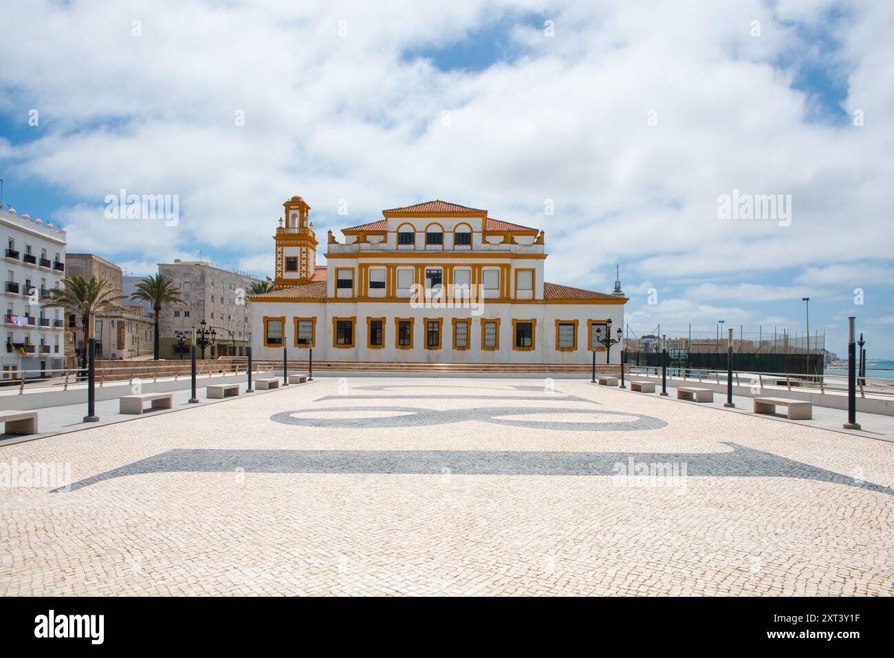 Grundschule Campo del Sur und Turm Tavira II - Cadiz, Andalusien, Spanien Stockfoto