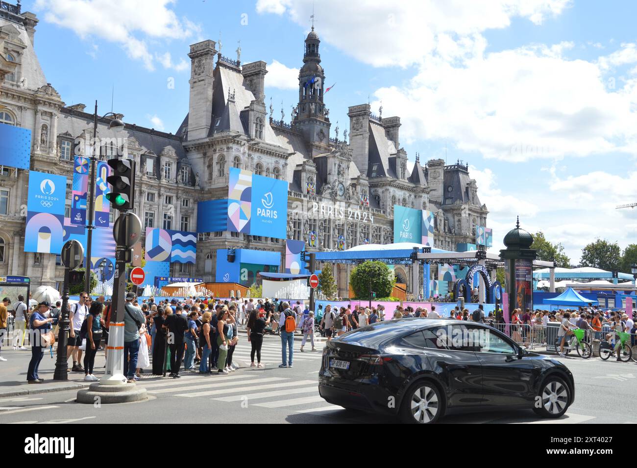 Paris, Frankreich - 7. August 2024 - Hotel de Ville, Pariser Rathaus, von der Rue Rivoli während der Olympischen Spiele 2024 aus gesehen. (Foto: Markku Rainer Peltonen) Stockfoto